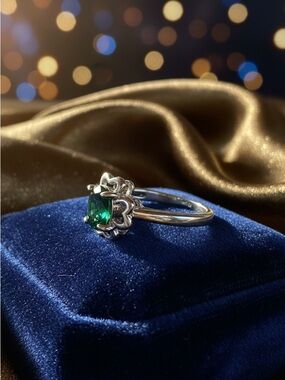 Silver Ring with Sapphire  Gemstone925 stamped size 6 W:6.36 G​